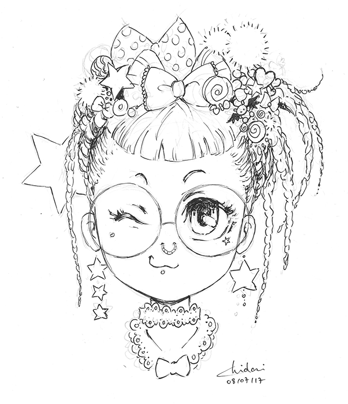 Portrait chibi d'une jeune fille dans un style cyber lolita. La jeune fille porte des lunettes rondes, plein de noeurs et barettes aux formes diverses et pompons dans ses cheveux, des dreadlocks rassemblées au dessus de sa tête. Son col et son collier sont en dentelle.
