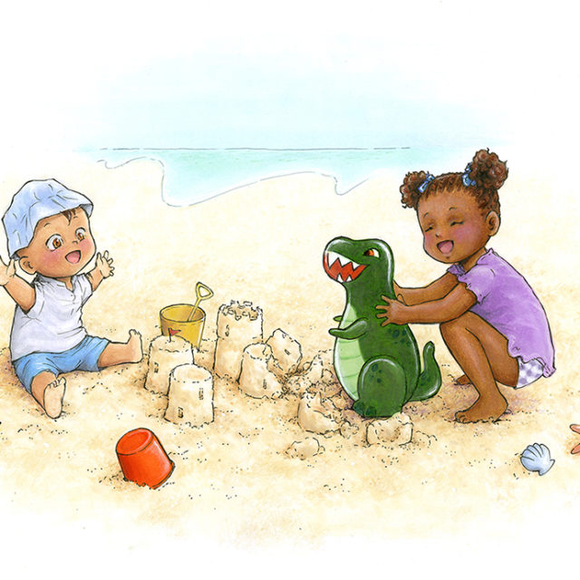 Deux jeunes enfants jouent sur une plage. Un tout petit garçonnet, presque un bébé habillé tout en bleu avec un petit chapeau, s'extasie devant un château de sable, un seau rouge est renversé devant lui, un seau jaune de l'autre côté. Une petite fille à la peau noire habillée tout de parme et qui porte des couette haut sur la tête joue avec un dinosaure en plastique.