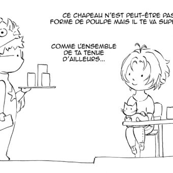 Chibi des personnages des Chroniques du Potager. Scène dans un café cosplay. Akihito, personnage principal d'une des histoires des Chroniques du Potager Enchanté est serveur en cosplay dans un café. Il est habillé avec un costume de poisson et un chapeau en forme de tête de carpe. Il tient un plateau avec 3 verres. A une table son ami Junichi le regarde avec un chat sur les genoux. Un de leurs ami accompagne Junichi.