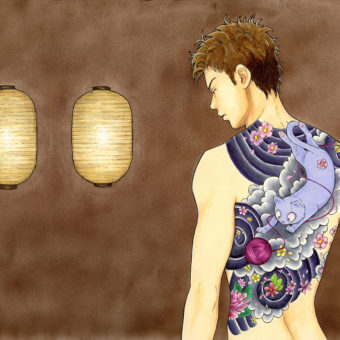 Un jeune homme chatain, dont on voit le le dos tatoué. Dans des tons indigos et parmes avec des touches de rose fushia. Un chaton joue avec une pelote de laine sur un nuage gris clair. Le reste du tatouage représente des formes géométriques circulaires, des fleurs de lotus et des sakura roses et jaunes sont parsemées sur le dos du yakuza. Le personnage se situe dans la partie droite de l'illustration. Le fond à l'aérographe est dans des tons marrons et légèrement texturé. 3 lampions sont allumés sur le côté gauche de l'image.
